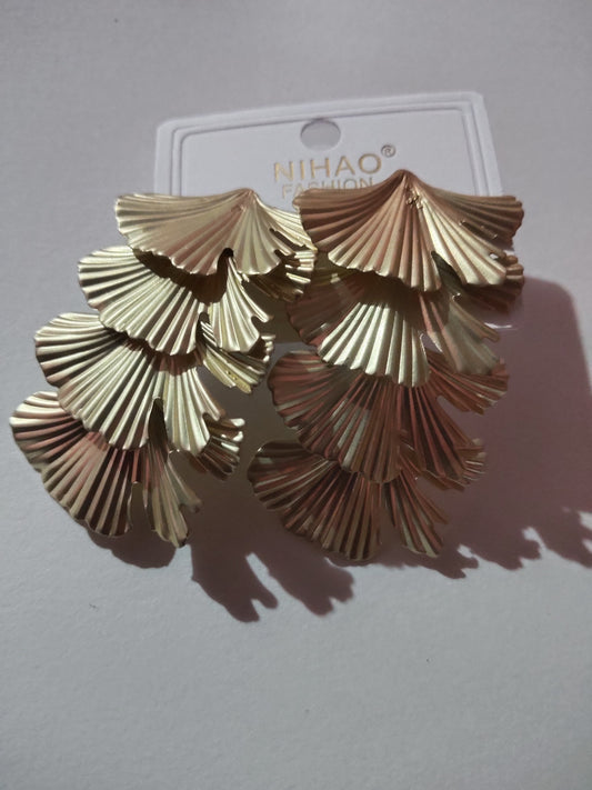 Feather Leaf Gold Layered Shell Motif Earring